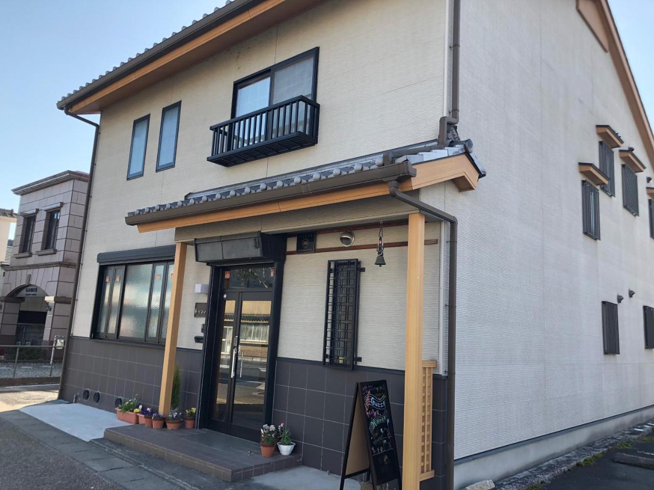 Eins Iga Exterior foto